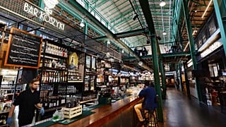 Barman pracuje w warszawskiej Hali Koszyki, hali targowej z początku XX wieku, która została odnowiona i przekształcona w nowoczesną galerię restauracji.