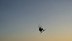 Ein Mitglied der indigenen Wayuu-Gruppe kitesurft in Kolumbien. 07.02.2025.