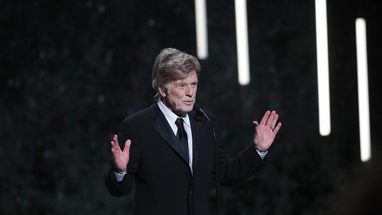 L'acteur et réalisateur Robert Redford s'adresse au public lors de la 44e cérémonie des César du cinéma, à Paris, le vendredi 22 février 2019.