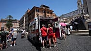 Paramedici al servizio di turisti e residenti in Piazza di Spagna nel luglio del 2025