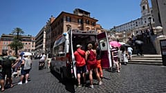 Turisti in diffcoltà e soccorsi pronti a Roma per il caldo, quest'anno come lo scorso a Piazza di Spagna
