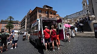 Paramedici al servizio di turisti e residenti in Piazza di Spagna nel luglio del 2025