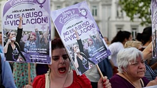 Mujeres protestan después de que el Supremo de España declarara culpables de violación a cinco hombres conocidos como "La Manada", frente al Tribunal Supremo en España, 2019.