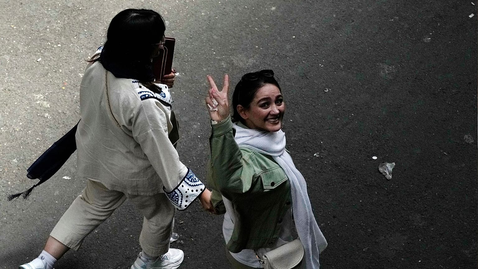  دختران با پوشش اختیاری در تهران