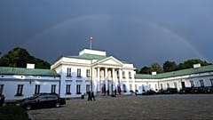 FILE: Un arcobaleno sorge sopra il Palazzo Belweder a Varsavia, in Polonia, lunedì 30 maggio 2016.