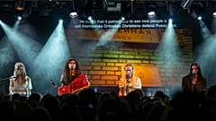 Diana Burkot, Anton Ponomarev, Masha Alyokhina und Olga Borisova von Pussy Riot treten in der Kaserne in Basel, Schweiz, auf - Juni 2022