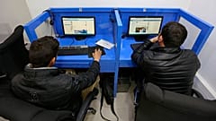 DATEI: Afghanen greifen in einem privaten Internetcafé in Kabul, Afghanistan, am 10. Februar 2016 auf Websites sozialer Medien zu.