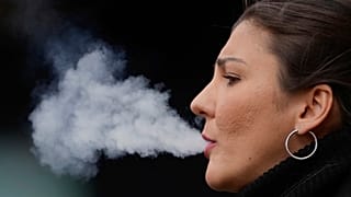 امرأة تدخن في أحد شوارع لندن