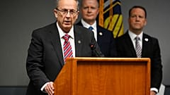 Prokurator hrabstwa Utah Jeff Gray przemawia podczas konferencji, na której ogłoszono zarzuty wobec Tylera Robinsona, we wtorek, 16 września 2025 r. 