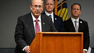 Prokurator hrabstwa Utah Jeff Gray przemawia podczas konferencji, na której ogłoszono zarzuty wobec Tylera Robinsona, we wtorek, 16 września 2025 r. 