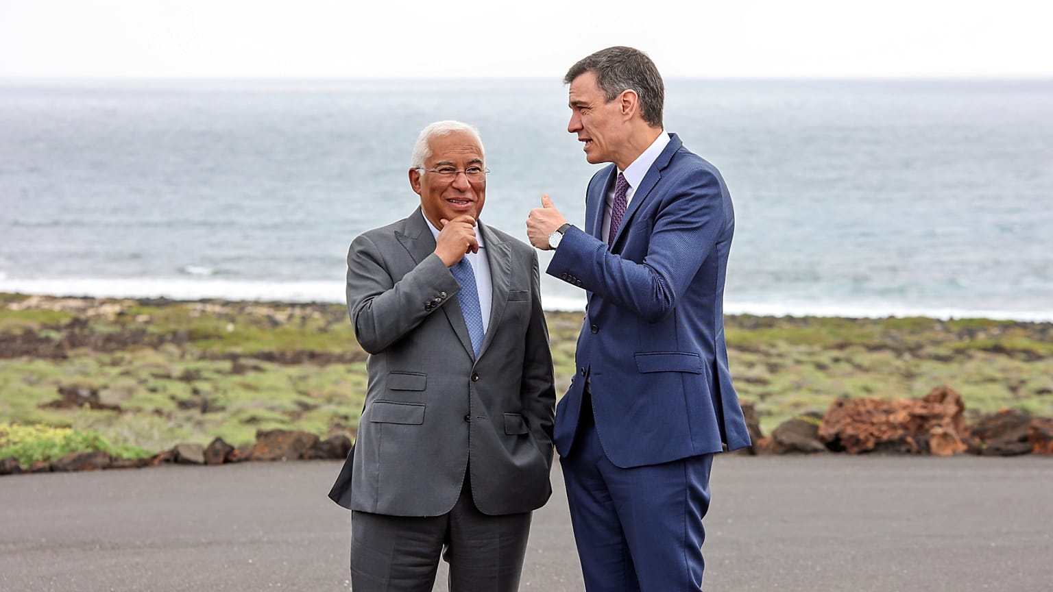 ARQUIVO: António Costa e Pedro Sánchez durante uma reunião no passado.