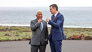 ARQUIVO: António Costa e Pedro Sánchez durante uma reunião no passado.