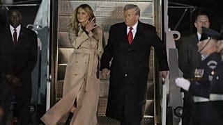 الرئيس دونالد ترامب والسيدة الأولى ميلانيا ترامب يغادران طائرة الرئاسة الأمريكية لدى وصولهما إلى مطار ستانستيد بالقرب من لندن، الثلاثاء 16 سبتمبر/أيلول 2025.