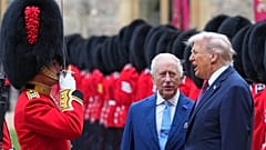 Präsident Donald Trump und König Charles III. von Großbritannien inspizieren die Ehrenwache.
