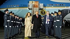 Präsident Donald Trump und First Lady Melania Trump werden am Dienstag bei ihrer Ankunft am Flughafen Stansted in der Nähe von London von The Viscount Hood, Lord-in-Waiting, Mitte, rechts, begrüßt, 
