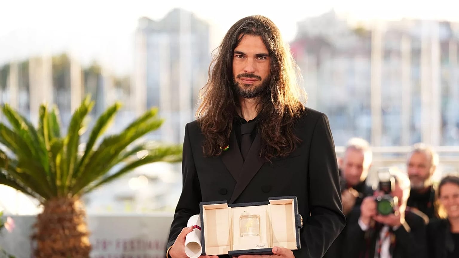 Oliver Laxe, ganador del premio del jurado en Cannes por 'Sirat', posa durante la ceremonia de entrega de premios el 24 de mayo de 2025