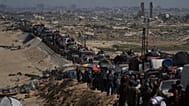 فلسطينيون نازحون من شمال غزة على طول الطريق الساحلي باتجاه الجنوب، الثلاثاء 16 سبتمبر/ أيلول 2025.