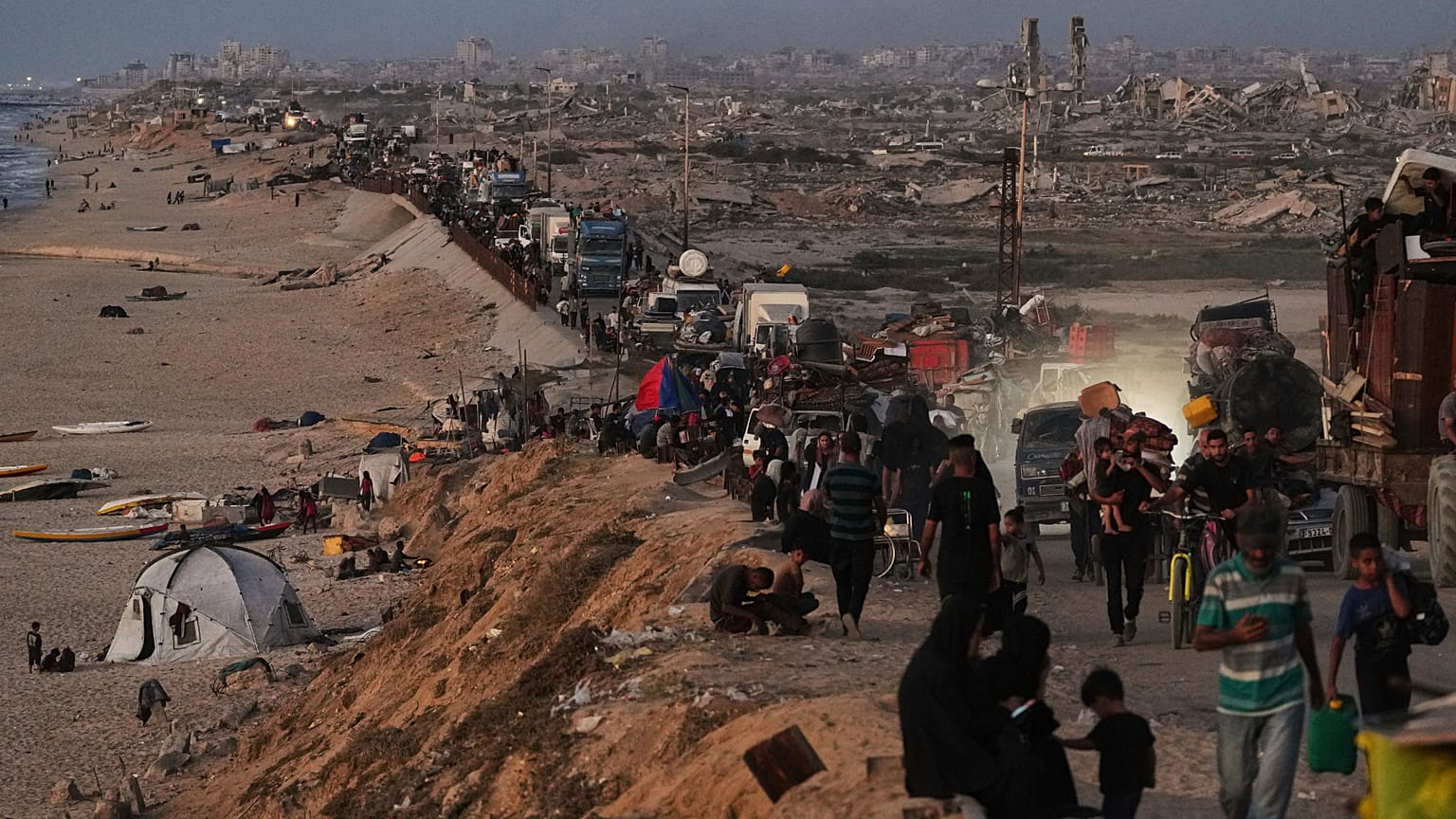 Profughi palestinesi lasciano Gaza City dopo l'avvio di un'offensiva di terra israeliana
