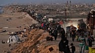Profughi palestinesi lasciano Gaza City dopo l'avvio di un'offensiva di terra israeliana