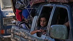 Palestinos desplazados huyen del norte de Gaza por la carretera costera hacia el sur, el martes 16 de septiembre de 2025.