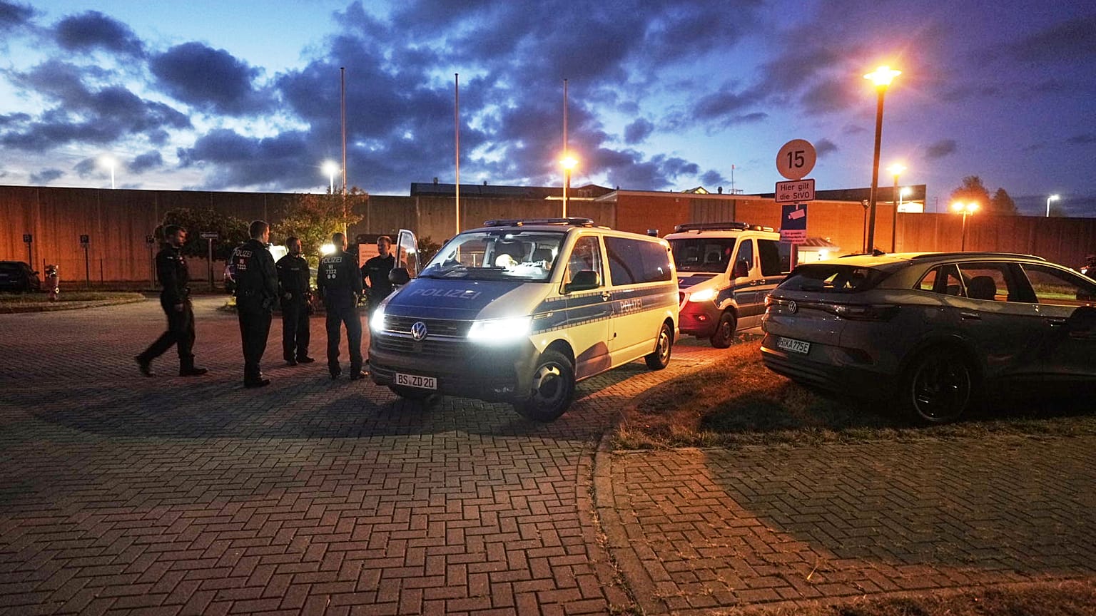 2007 yılında İngiliz küçük çocuk Madeleine McCann’in kaybolmasıyla bağlantılı bir şüphelinin cezasını çektiği cezaevinin önünde polis araçları nöbet tutarken / 17 Eylül 2025
