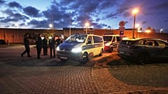 2007 yılında İngiliz küçük çocuk Madeleine McCann’in kaybolmasıyla bağlantılı bir şüphelinin cezasını çektiği cezaevinin önünde polis araçları nöbet tutarken / 17 Eylül 2025