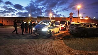 2007 yılında İngiliz küçük çocuk Madeleine McCann’in kaybolmasıyla bağlantılı bir şüphelinin cezasını çektiği cezaevinin önünde polis araçları nöbet tutarken / 17 Eylül 2025