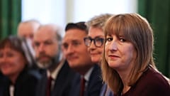 DOSYA. İngiltere Maliye Bakanı Rachel Reeves, Londra'da Downing Sokağı 10 numarada yapılan kabine toplantısını izliyor. 9 Eylül 2025.