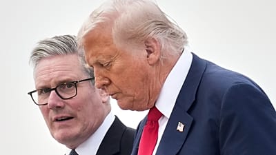 Donald Trump e Keir Starmer chegam à Royal Air Force Lossiemouth a caminho de Aberdeen, na Escócia, a 28 de julho de 2025 (AP Photo/Jacquelyn Martin) 
