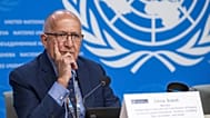 Chris Sidoti, commissario della Commissione d'inchiesta sui territori palestinesi occupati, durante il lancio di un rapporto precedente della Commissione a Ginevra a giugno