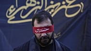 مناصر لحزب الله فقد بصره جراء هجوم بالبيجر نفّذته إسرائيل في 17 سبتمبر 2024، يغطي عينيه بعصابة حمراء مكتوب عليها اسم "حسين"، لبنان، الأحد 6 يوليو 2025