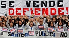 DOSSIER. Des manifestants tiennent une banderole sur laquelle on peut lire : "Notre service public de santé n'est pas à vendre, il faut le défendre ! "Notre service de santé publique n'est pas à vendre, il est à défendre !" en Espagne en 2012.