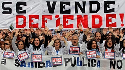 ARQUIVO. Manifestantes seguram uma faixa onde se lê: "O nosso serviço público de saúde não está à venda, tem de ser defendido!", em Espanha, em 2012.