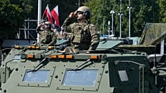 Polnische Soldaten während der Militärparade am 15. August 2025