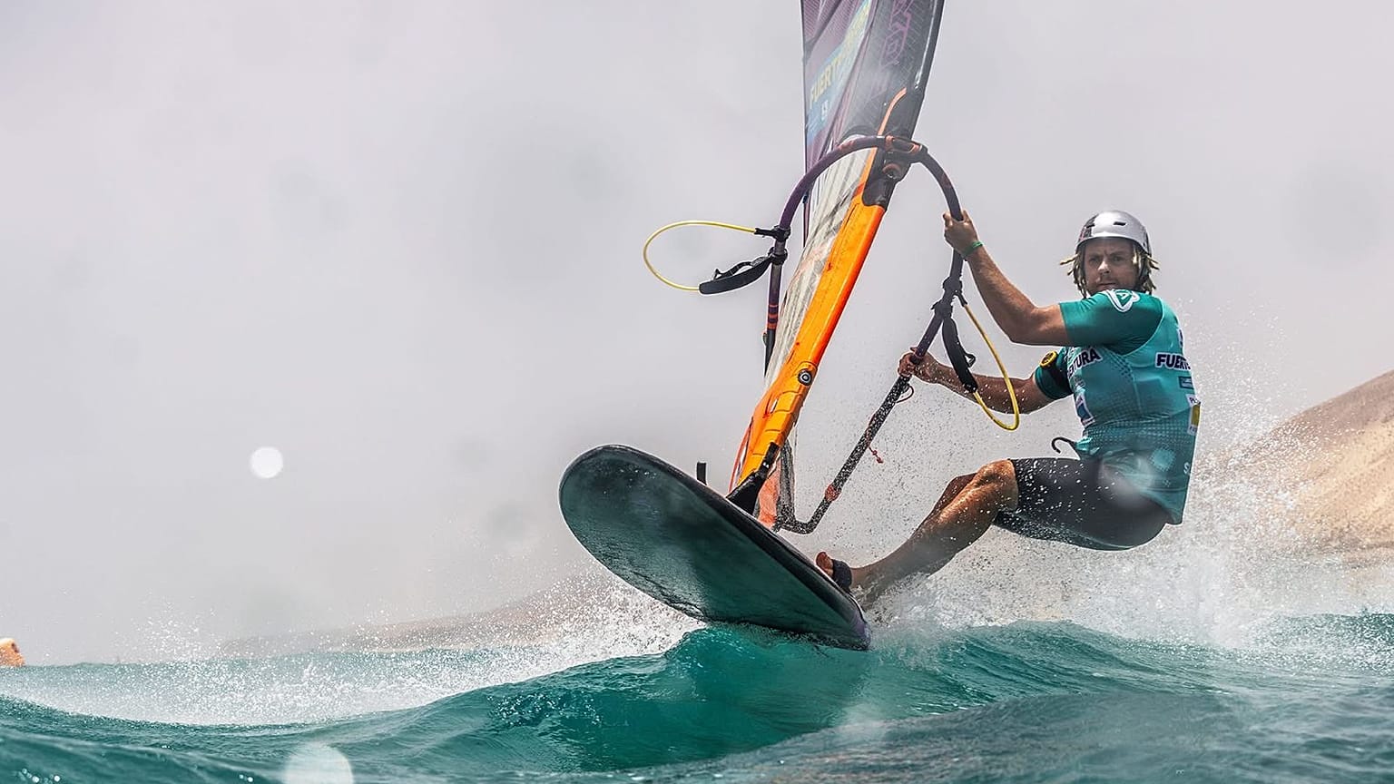 Maciek Rutkowski, mistrz świata i 20-krotny Mistrz Polski w windsurfingu, powalczy o historyczny rekord, chce przepłynąć Morze Bałtyckie w zaledwie 7 godzin