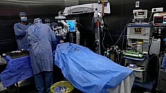 يقوم الأطباء بإجراء عملية جراحية للعين