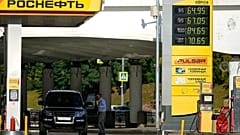 Ein Mann steigt in sein Auto, nachdem er an einer Tankstelle in Moskau, Russland, getankt hat, am Montag, 25. August 2025