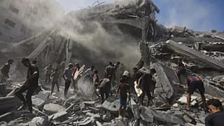 Palestinianos procuram entre os escombros de um edifício destruído por um ataque militar israelita na Cidade de Gaza, 14 de setembro de 2025