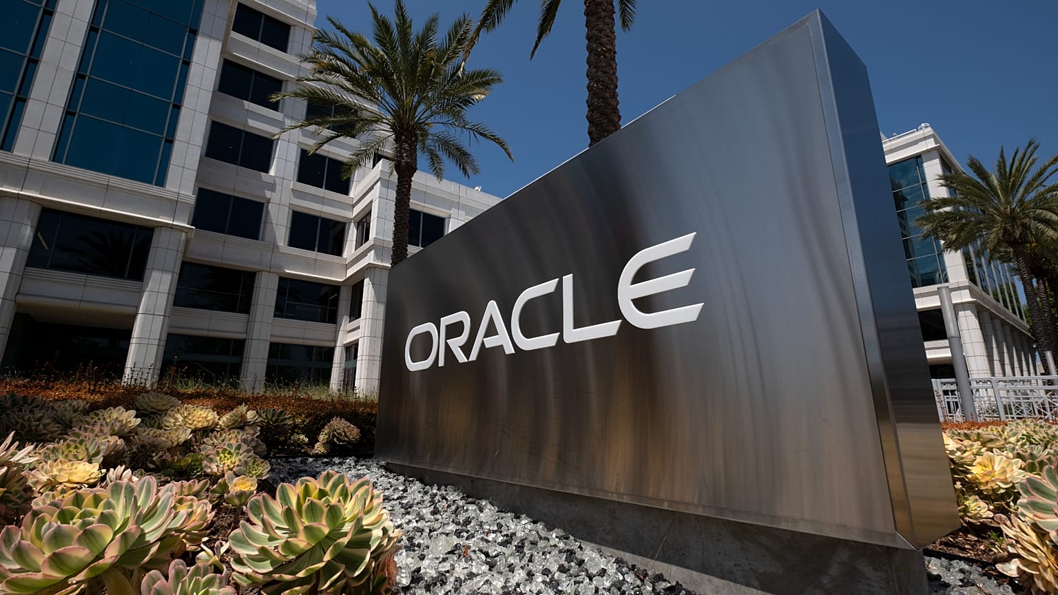 FILE - Un'insegna della Oracle Corporation è visibile all'esterno dei suoi uffici di Santa Monica, California, il 21 giugno 2023. 