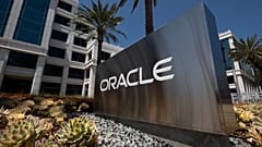 FILE - Un'insegna della Oracle Corporation è visibile all'esterno dei suoi uffici di Santa Monica, California, il 21 giugno 2023. 