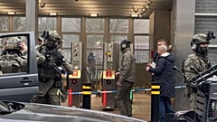 La police travaille dans une zone autour de la station de métro Clemenceau après une fusillade à Bruxelles, mercredi 5 février 2025. (AP Photo/Sylvain Plazy)