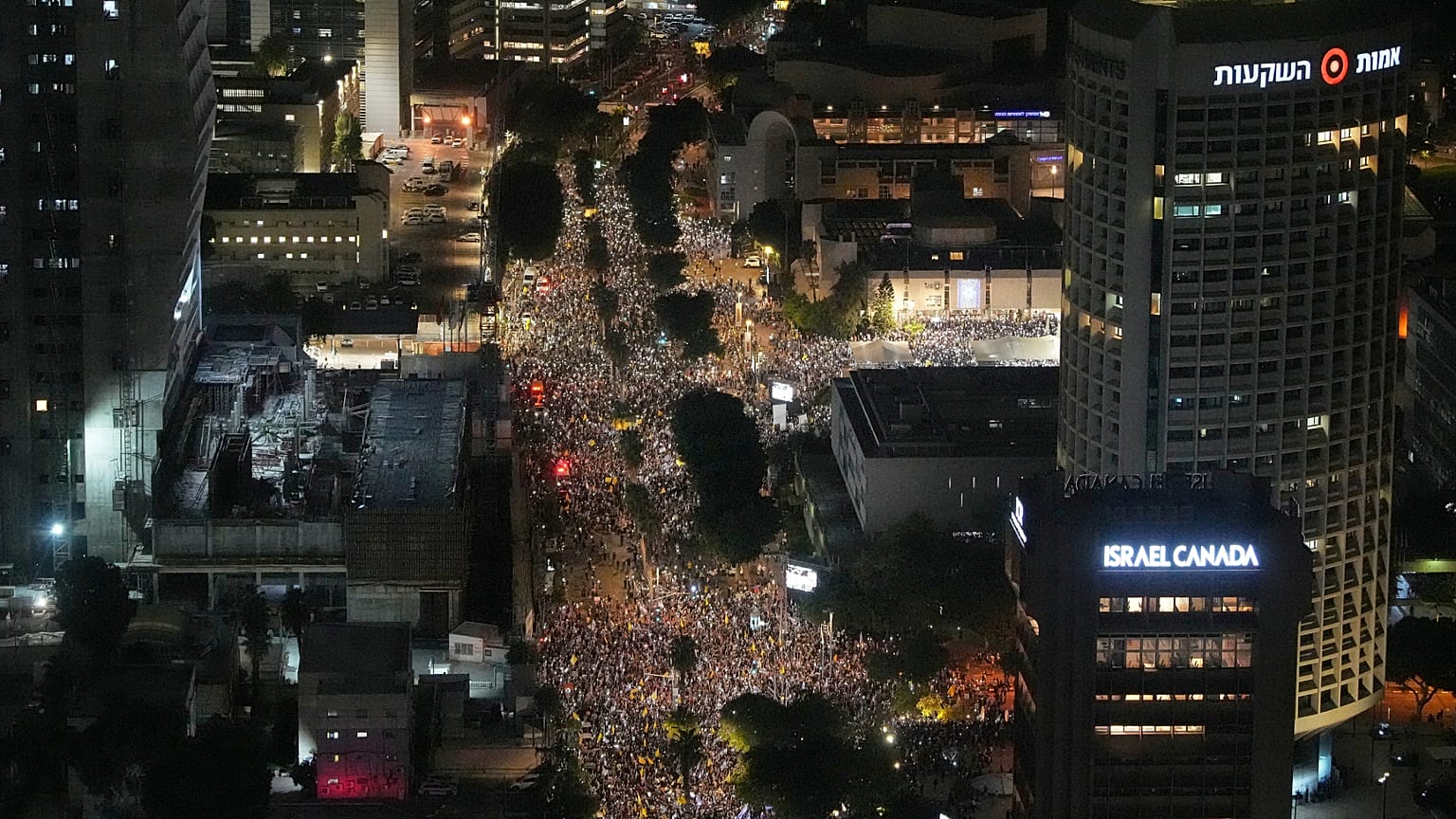 Pessoas participam em um protesto exigindo a libertação imediata de todos os reféns 26/08/2025