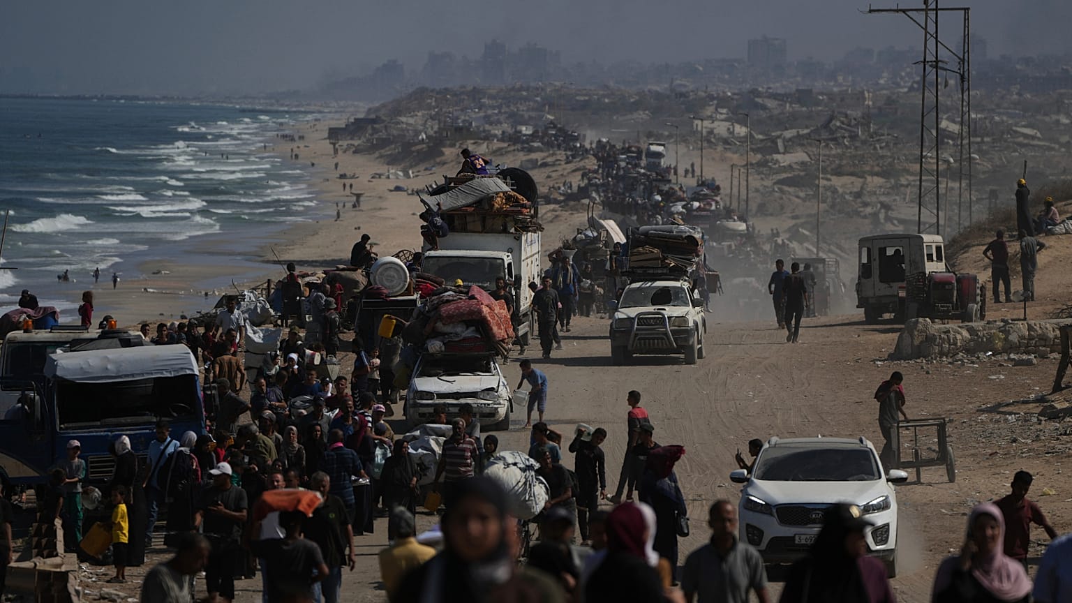Les Palestiniens déplacés fuient la ville de Gaza à pied et en véhicules