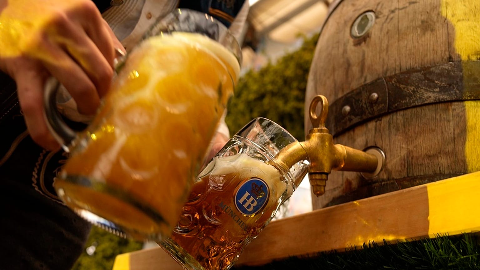 ARŞİV - Almanya'nın Münih kentinde düzenlenen 189. 'Oktoberfest' bira festivalinin açılış gününde 'Hofbraeu' çadırının bir çalışanı taze bira dolduruyor, 21 Eylül 2024.