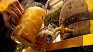 ARŞİV - Almanya'nın Münih kentinde düzenlenen 189. 'Oktoberfest' bira festivalinin açılış gününde 'Hofbraeu' çadırının bir çalışanı taze bira dolduruyor, 21 Eylül 2024.