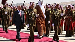 الملك الأردني عبد الله الثاني، وأمير قطر تميم بن حمد آل ثاني، خلال مراسم استقبال في عمّان، الأردن، يوم الأربعاء، 17 سبتمبر 2025.