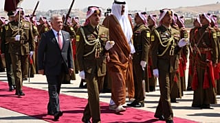 الملك الأردني عبد الله الثاني، وأمير قطر تميم بن حمد آل ثاني، خلال مراسم استقبال في عمّان، الأردن، يوم الأربعاء، 17 سبتمبر 2025.