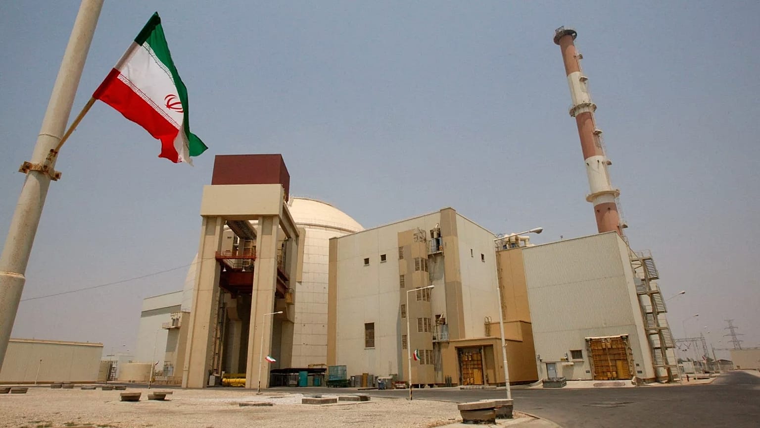 An Iranian flag outside the reactor building of the Bushehr nuclear power plant, 21 August, 2010