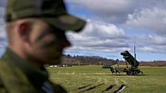 Schwedische Soldaten nehmen an einer militärischen Präsentation des Patriot-Luftabwehrraketensystems mit mittlerer Reichweite in Stockholm teil, 30. April 2023