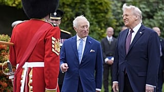 III. Károly brit király (balra) és Donald Trump amerikai elnök a windsori kastélyban tartott katonai parádé után, 2025. szeptember 17-én 